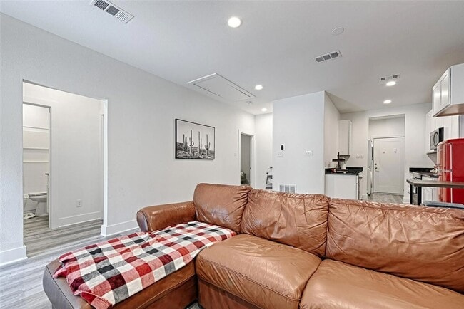 Building Photo - Modern 3BR/2BA Home with Washer/Dryer and ...