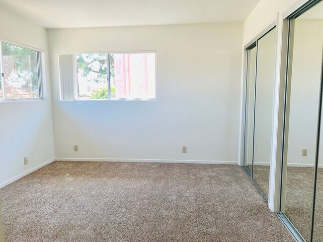 Building Photo - PERFECTLY LOCATED POINT LOMA 2BD/1.5BA TOW...
