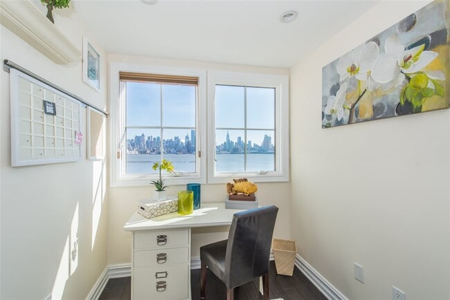 Building Photo - 8 Regency Pl
