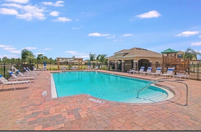 Building Photo - 822 Remington Green Dr SE