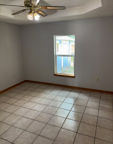 Building Photo - 213 Deer Run Dr