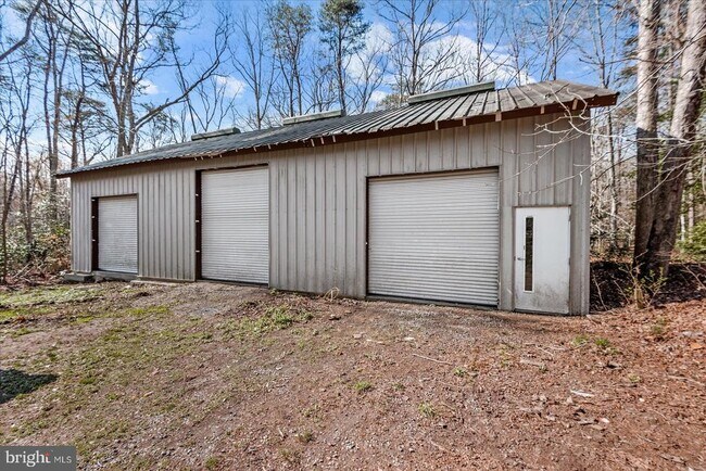 Building Photo - 7621 River Rd