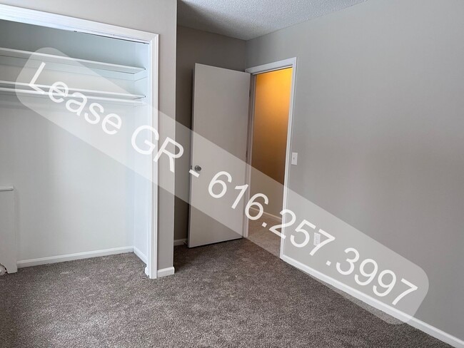 Building Photo - Recently Updated 4 Bedroom Duplex!