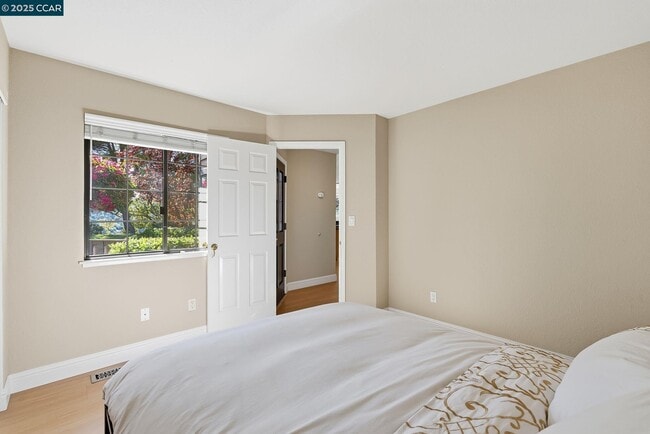 Building Photo - 121 Haslemere Ct