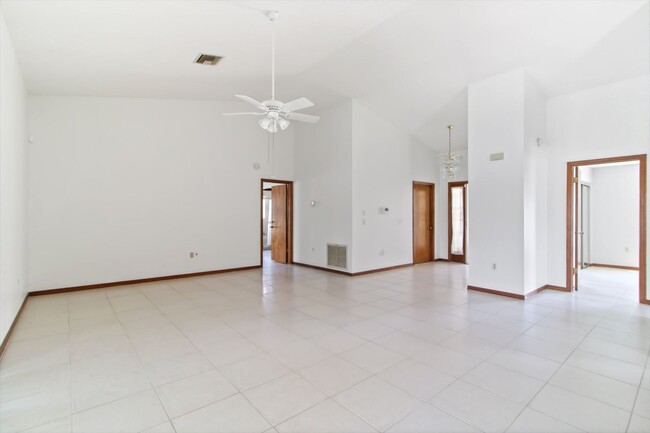 Building Photo - Hudson Pool Home for Lease