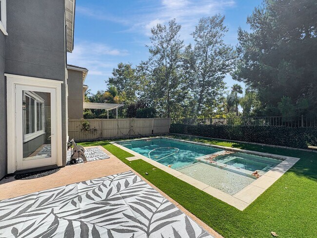 Building Photo - Stunning 4B/2.5BA House in Vista!