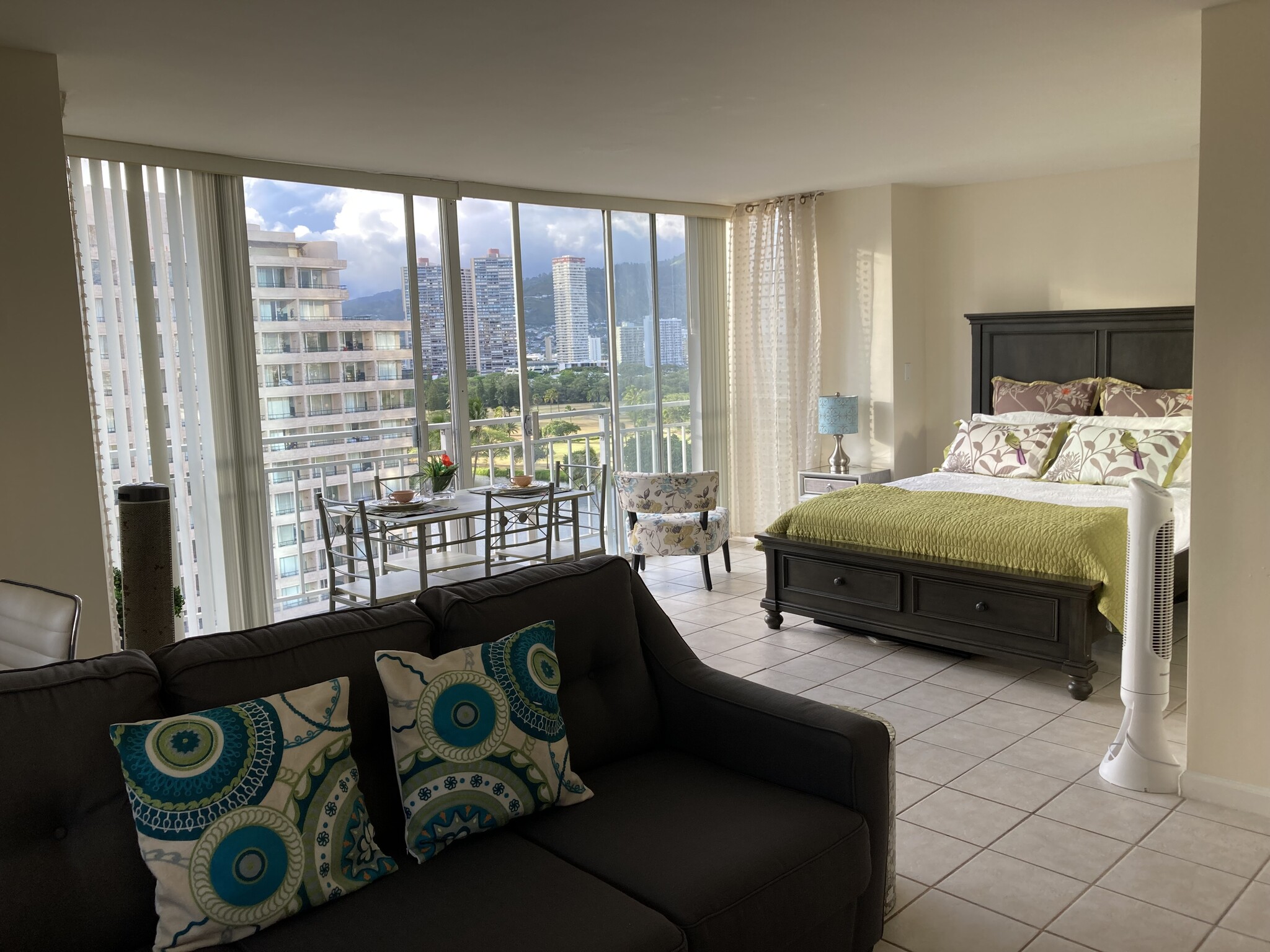 Open concept one bedroom - 2415 Ala Wai Blvd