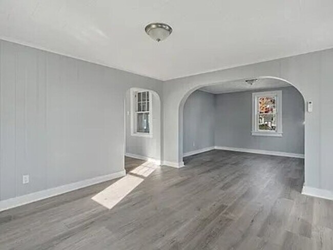 Building Photo - Sunny & Bright Updated 2 BA / 1 Ba Home in Dartmouth