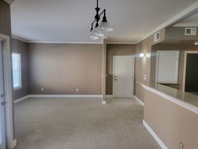 Building Photo - Adorable 2 bedroom 2 bath condo
