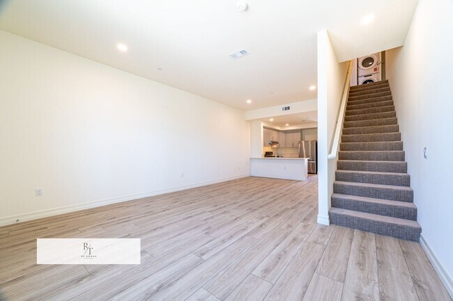 Building Photo - 170 N New Ave