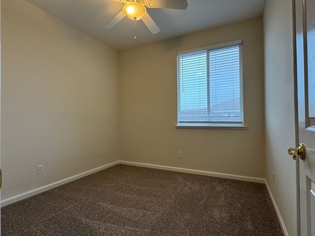 Building Photo - Well-maintained Roseville home!