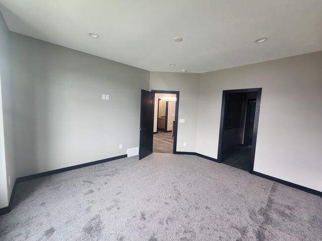 Building Photo - Brand New Townhomes!