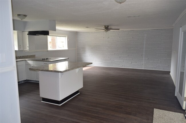 Building Photo - 9902 Tolman St