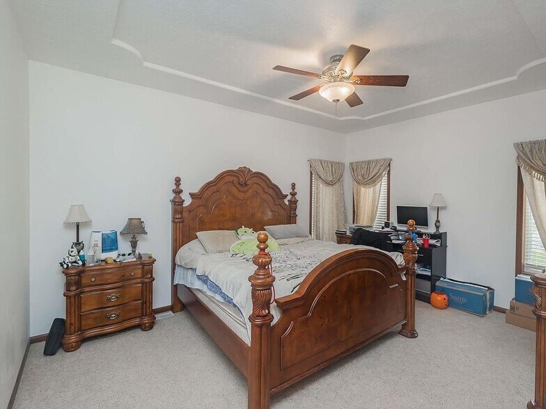 Building Photo - 809 S Outlook Dr