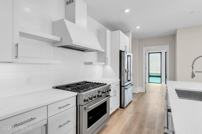 Building Photo - 218 3rd Ave