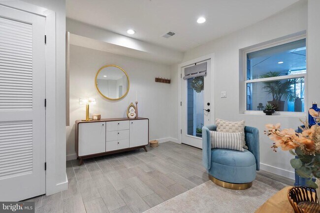 Building Photo - 210 Varnum St NW