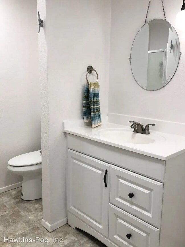 Building Photo - 3 bed 2 bath Duplex Great Yard!