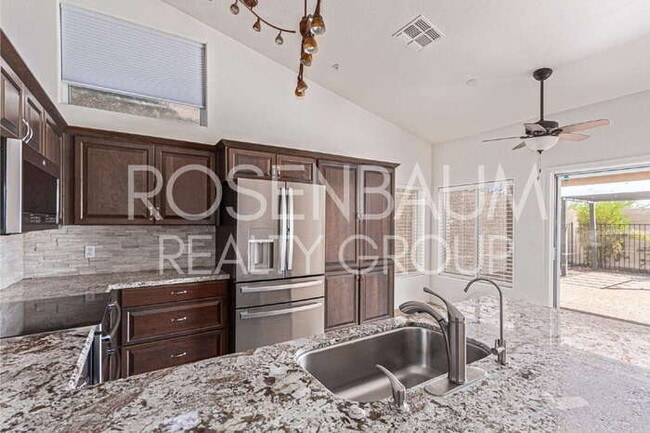 Building Photo - Gorgeous 3-bedrooms, 2-baths home in the d...