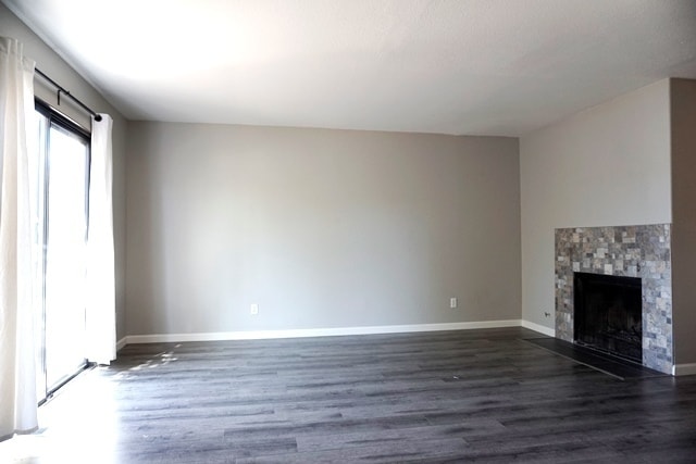 Building Photo - Spacious Townhome, Fireplace, Beautiful Fl...