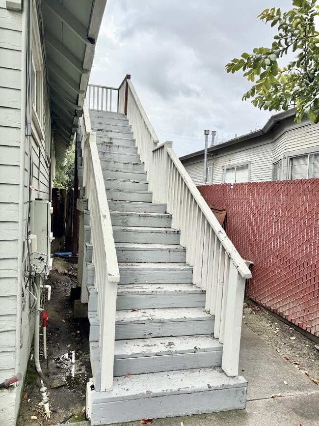 Building Photo - Quick Move-in= 1st Month 50% off rent!  Bright & Centrally Located 1-Bedroom Apartment Near Downt...