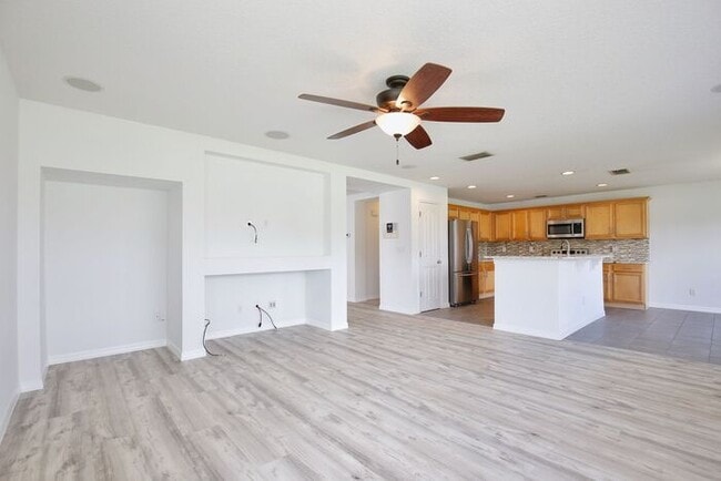 Building Photo - Beautiful 3/2 Spacious Home with a Bonus Room and a Large Fenced Backyard in Southern Fields - Cl...