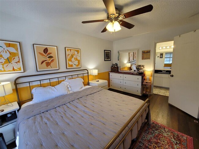 Building Photo - 1015 E Yager Ln