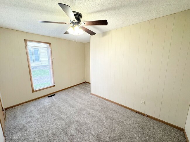 Building Photo - short term lease available