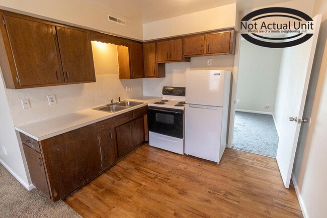 Building Photo - 704 W Cunningham Dr