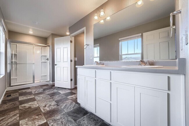 Building Photo - Gorgeous 4 bed, 3 bath, loft and an office!