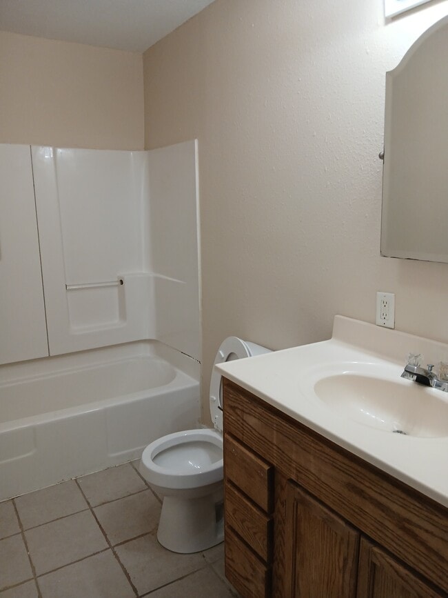 Building Photo - 711 S Poplar St