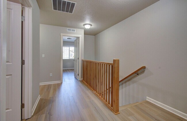 Building Photo - Charming 3 bd 2.5 ba Townhouse - Available Now!