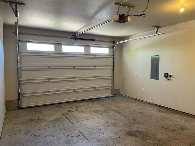 Building Photo - Gorgeous 4 Bedroom 2.5 Bath Home-A Must Se...