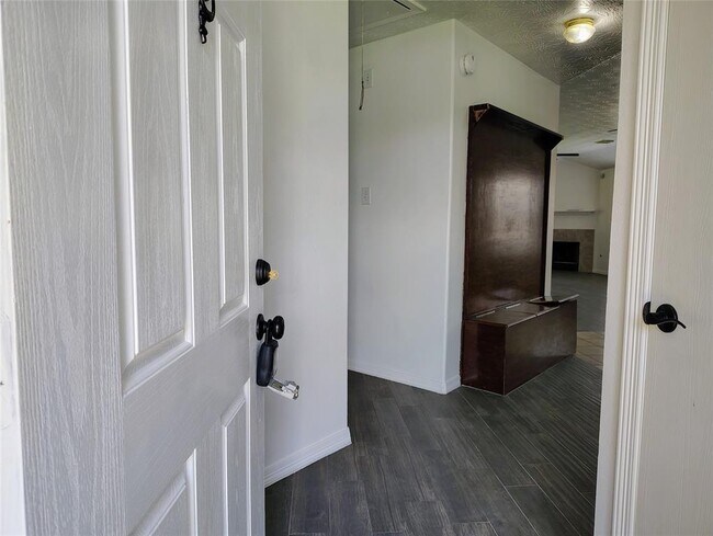Building Photo - 21411 Forest Colony Dr