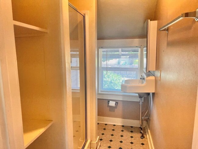 Building Photo - One Bedroom Apartment Home! Pet Friendly
