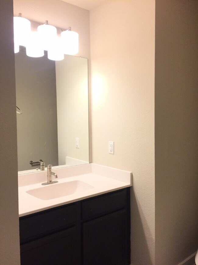 Building Photo - 1044 Sierra Vista Ct