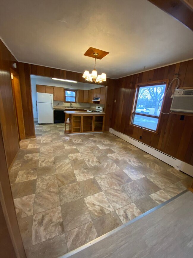 Building Photo - Cozy Home with Double Stall Garage