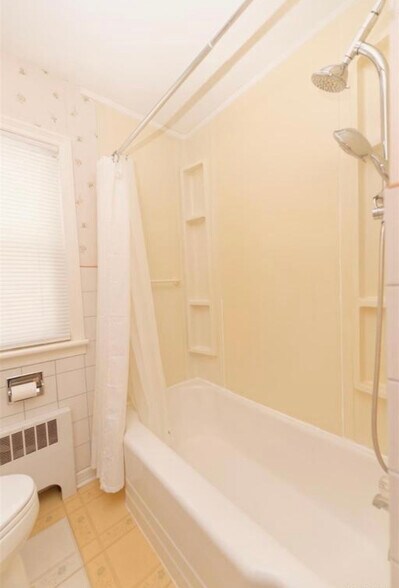 Full bathroom - 47 Lockrow Blvd