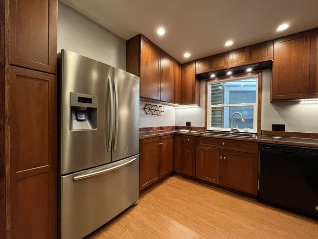 Building Photo - Large NW Portland Home Near Shops & Restaurants with Finished Basement & Bay Windows