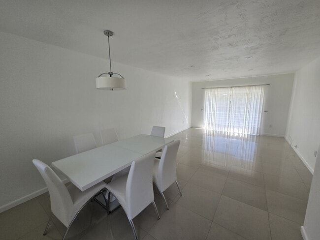 Building Photo - 2-Bed, 2-Bath Miami Condo in HOA Community – Pool, Laundry On-Site