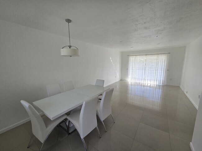 Building Photo - 2-Bed, 2-Bath Miami Condo in HOA Community – Pool, Laundry On-Site