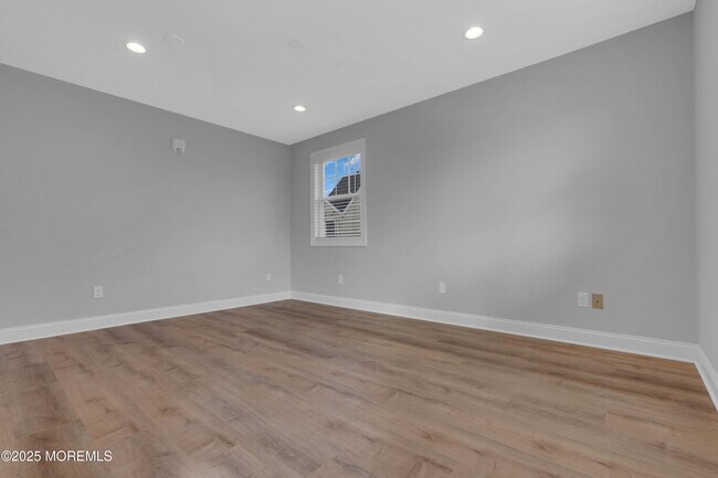 Building Photo - 223 Maple Ave