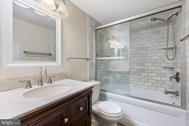 Building Photo - 876 College Pkwy