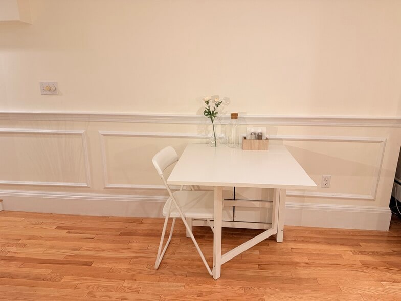 dining area - gateleg table that seats up to 4 - 382 Riverway St