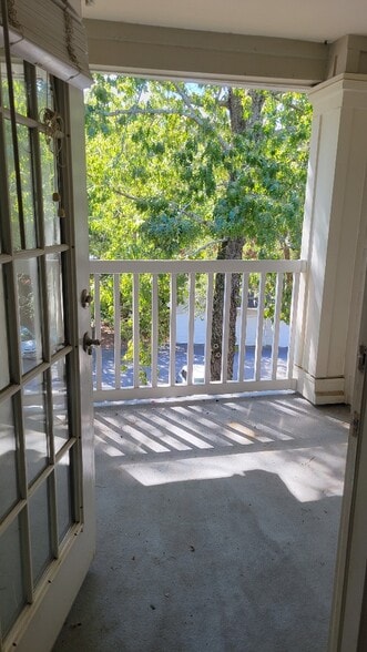 Building Photo - 700 Daniel Ellis Dr