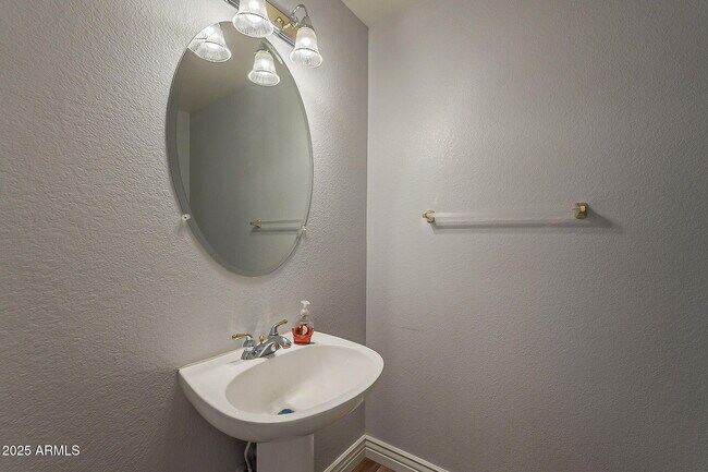 Building Photo - 927 W Azalea Pl