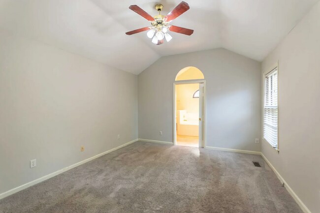 Building Photo - 3 bd/2bth w/fenced in yard, 15 min from do...