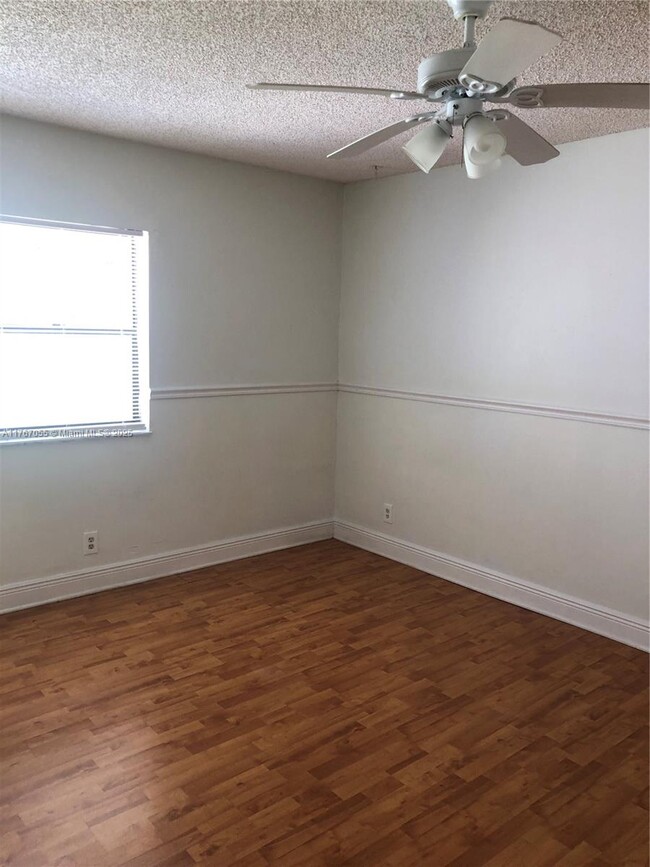 Building Photo - 210 Lakeview Dr