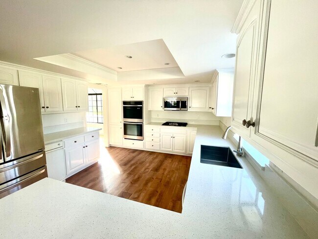 Building Photo - Prestigious Elkhorn Estates Home