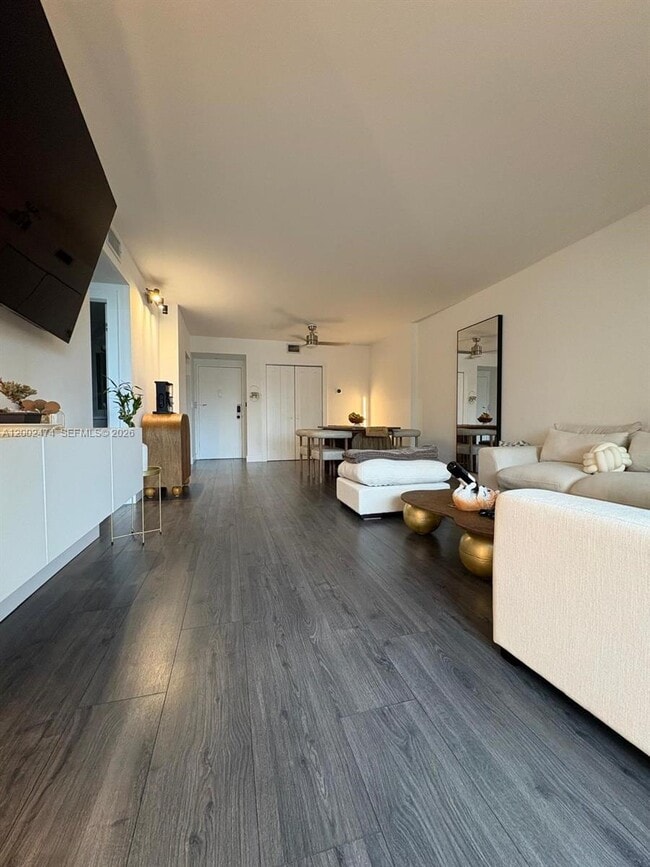 Building Photo - 4200 Hillcrest Dr