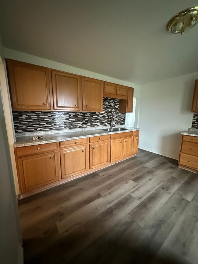 Building Photo - 805 S 5th Ave